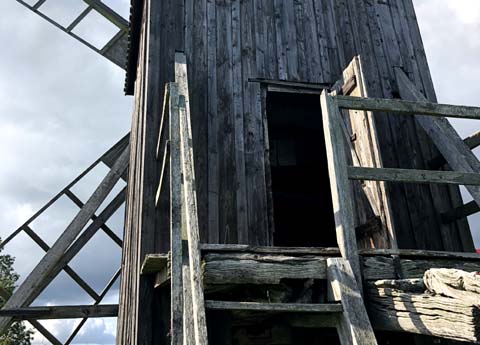 Die offene Windmühle in Lerkakaraukar Die offene Windmühle in Lerkaka